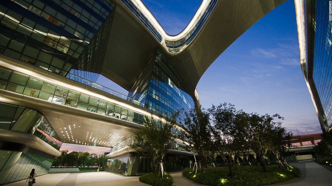 Sky Soho là tổ hợp thương mại và bán lẻ rộng 342 mét vuông có kiến trúc giống như một con tàu vũ trụ.