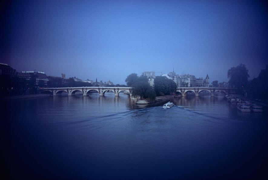 Cây cầu New Bridge bắc qua sông Seine.