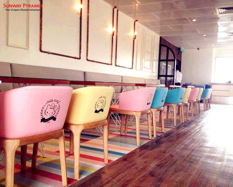 Mặt sau của những chiếc ghế có in hình Hello Kitty dễ thương.