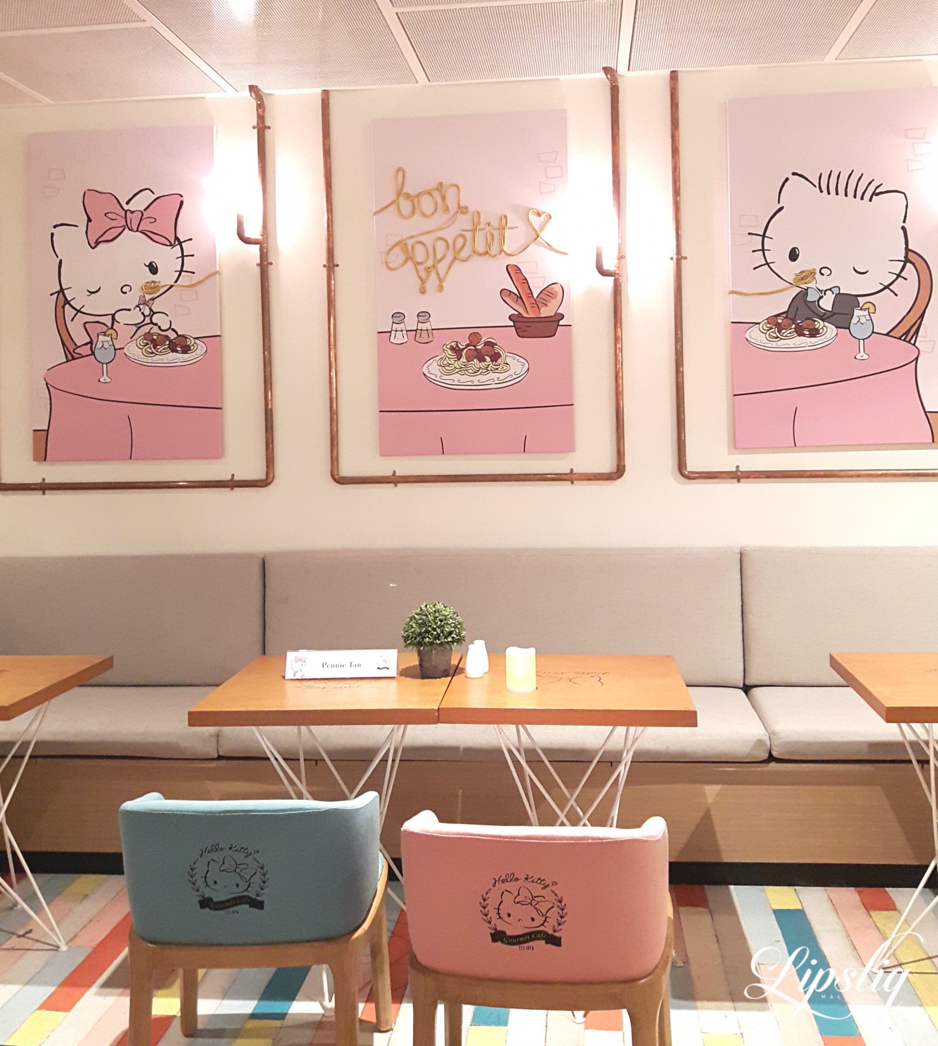 Những bức ảnh Hello Kitty được treo trên tường tạo cảm giác đẽ chịu. 