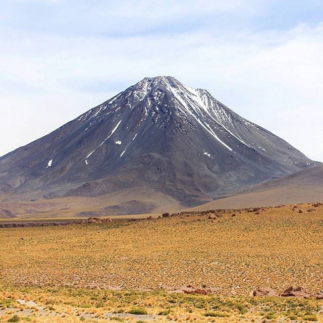 Volcán Licancabur là ngọn núi lửa biểu tượng ở San Pedro de Atacama.