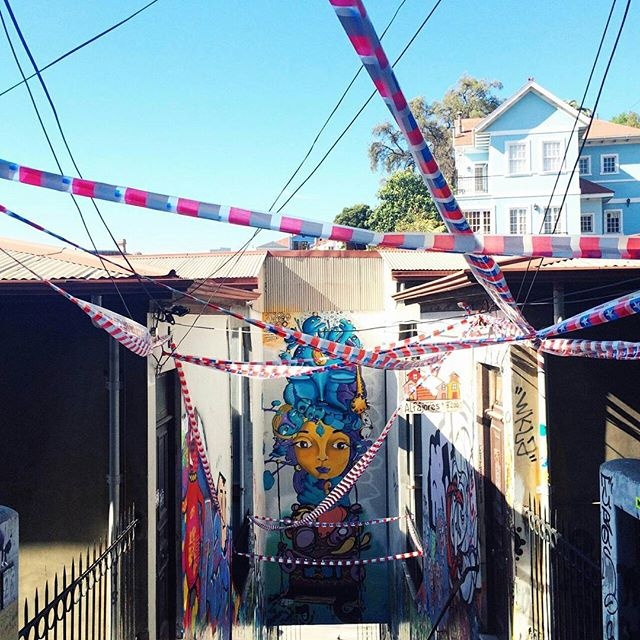 Valparaíso là thành phố cảng bohemian của Chile, nổi tiếng với nghệ thuật đường phố và phong cảnh ven biển.