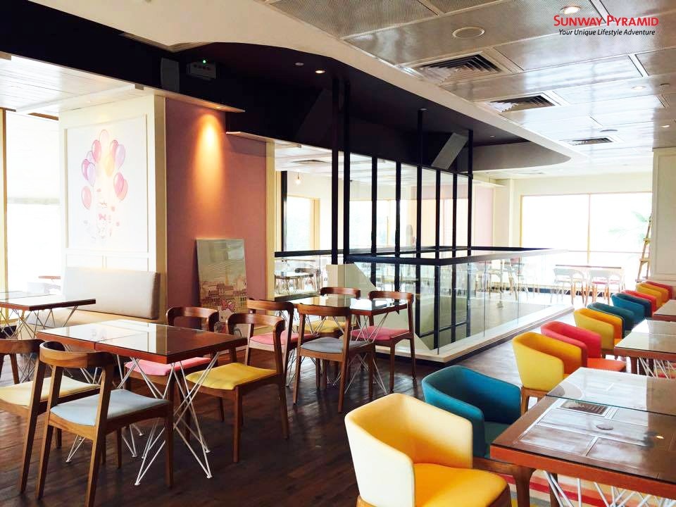 Bước vào bên trong, các bức tường được trang trí bằng những bức tranh đáng yêu Hello Kitty và vui vẻ, ghế pastel thoải mái.