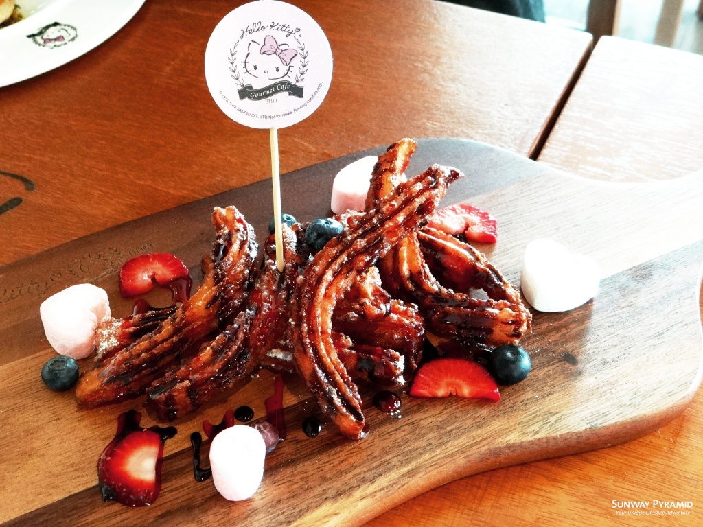 Món bánh Strawberry & Chocolate Churros hấp dẫn. 