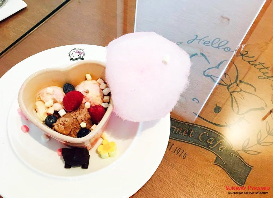 Strawberry Clouds - Neapolitan Ice Cream với Berries Mixed, Marshmallows và đứng đầu với kẹo bông!