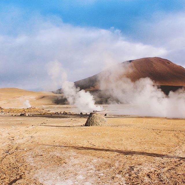 Mặc dù nhiệt độ xuống dưới 0 độ C ở El Tatio, cảnh đẹp nơi đây vẫn thu hút du khách với hơi nước như sương mù bốc lên từ những mạch nước ngầm.