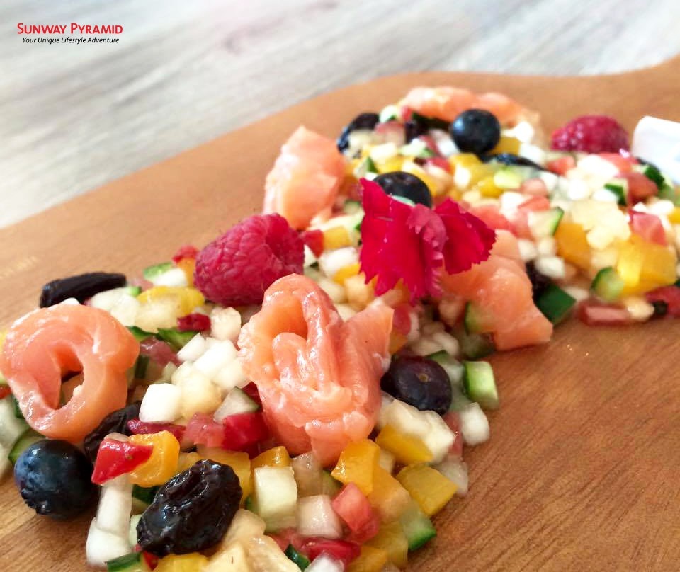 Hun khói Duck & Mango Salad