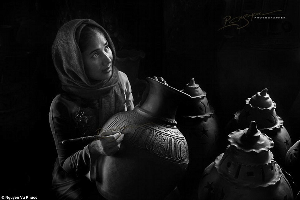 Hình ảnh một người làm gốm đang trang trí họa tiết trên chiếc bình chính là bức ảnh điển hình mô tả nền nghệ thuật phong phú của Việt Nam.