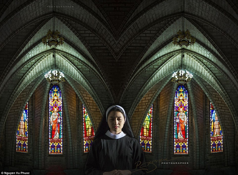 Nét đẹp con người Việt cũng là sự nhận thức sâu sắc về tôn giáo. Bức ảnh mang tên  The Good Sister – Saigon.
