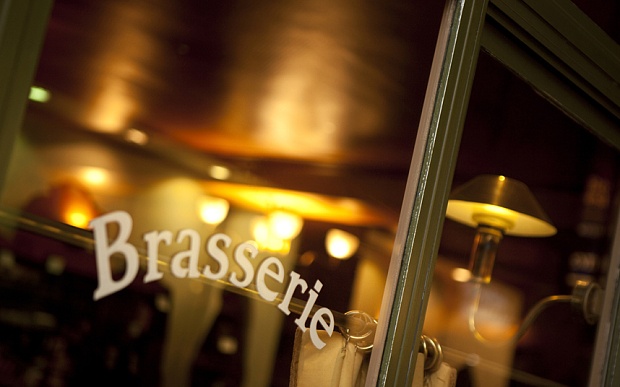 9. Các nhà hàng nổi tiếng: Không đâu trên thế giới có các nhà hàng như ở Paris, với các món ăn tinh tế, những người phục vụ mặc tạp dề, luôn nhộn nhịp thực khách đến thưởng thức.