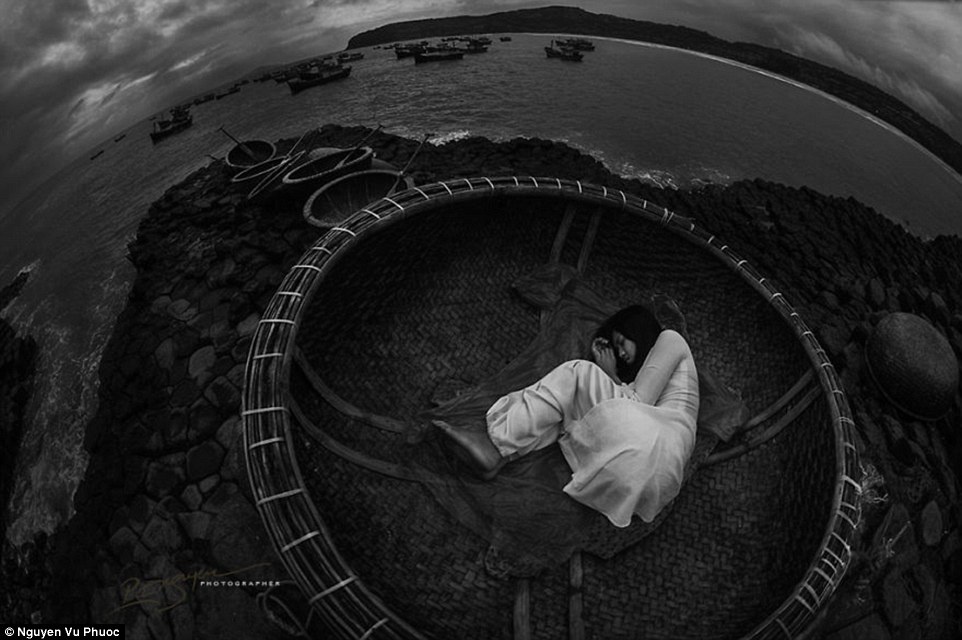 Vốn được tạo hóa ban cho một di sản trù phú và vẻ đẹp thiên nhiên sẵn có, nên không có gì ngạc nhiên khi Việt Nam nắm giữ trí tưởng tượng của đa số du khách khi vô tình lạc về vùng biển Đông Nam Á này. Bức ảnh mang tên Circle of Dream.