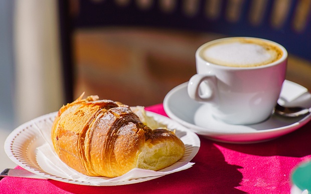 10. Văn hóa cà phê độc đáo: Dù ở bất cứ khu vực nào trong thành phố, bạn sẽ luôn bắt gặp những quán cà phê xinh xắn để vào vừa nhâm nhi tách cà phê buổi sáng vừa đọc báo, với ánh nắng chan hòa ngoài hiên.