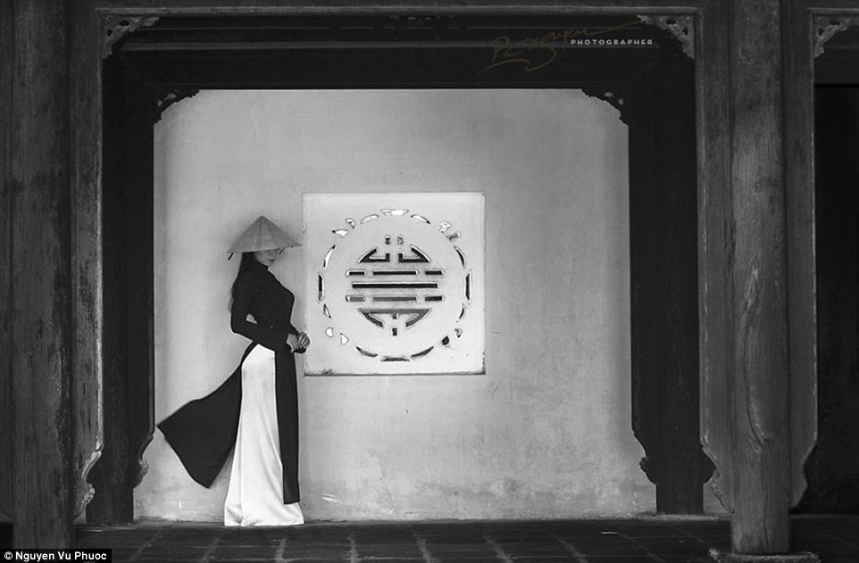 Tà áo dài luôn luôn là biểu tượng bất diệt cho vẻ đẹp tâm hồn người Việt.