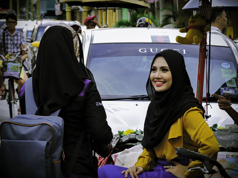 Cư xử đúng mực khi tới Malaysia. Ảnh: Onemoderncouple.