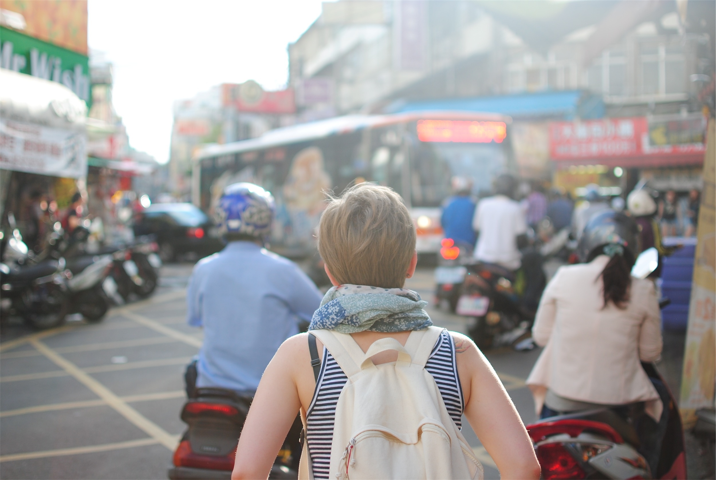 Tự khám phá những điều thú vị trong chuyến đi. Ảnh: hayo.