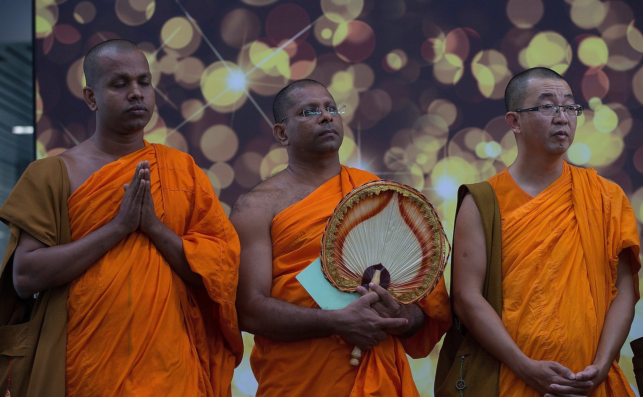 Tôn trọng các nhà sư khi tới Malaysia. Ảnh: Snipview.