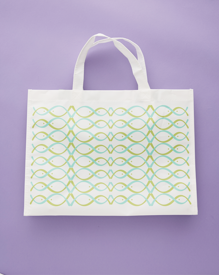 Bạn sẽ cần chuẩn bị một chiếc túi có thể đựng được nhiều thứ để mang quần áo mang đi giặt là, hay đủ để mang các thứ cho chuyến du lịch trong ngày.