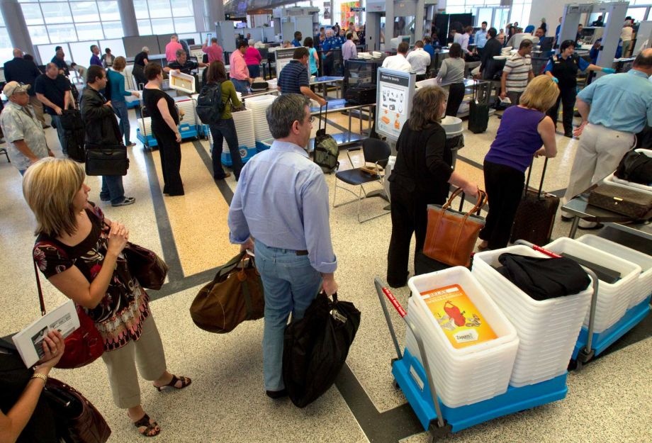 Tôn trọng những hành khách khác khi xếp hàng. Ảnh: Chron.