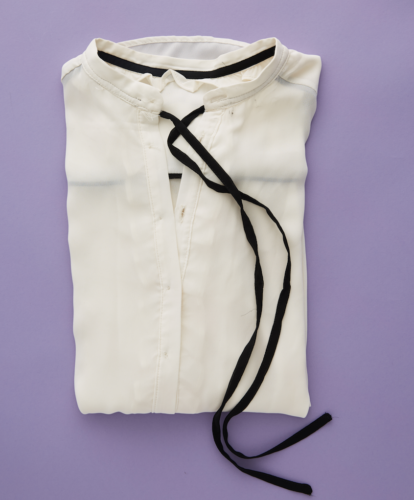 Một cách khác để không khiến quần áo sáng màu thêm nhăn hay bị dơ thì nên lộn trái chúng để tránh trường hợp bị vật gì bẩn rơi vào.