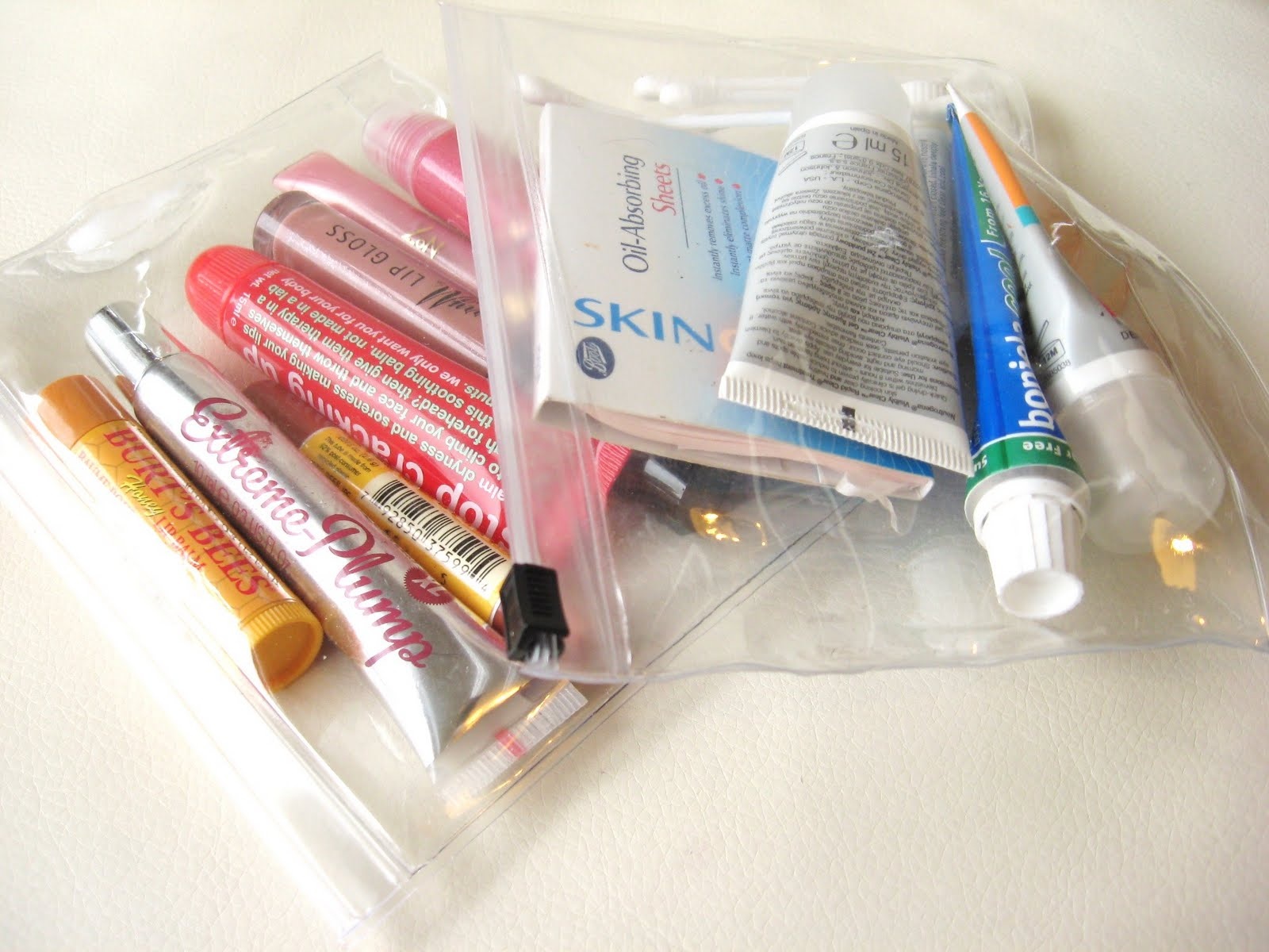 Đựng các đồ dùng vệ sinh cá nhân trong một túi nhựa trong suốt. Không những hạn chế việc rò rỉ các chất này vào quần áo, mà giúp bạn nhìn rõ mọi thứ bạn cần mà không cần lục tung mọi thứ trong vali.