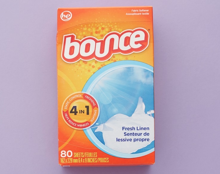 Nên đặt những tấm giấy hút ẩm bên dưới đáy và bên trên cùng sau khi xếp đồ, chúng sẽ giúp quần áo luôn khô ráo và thơm tho. Ảnh: Cosmopolitan.