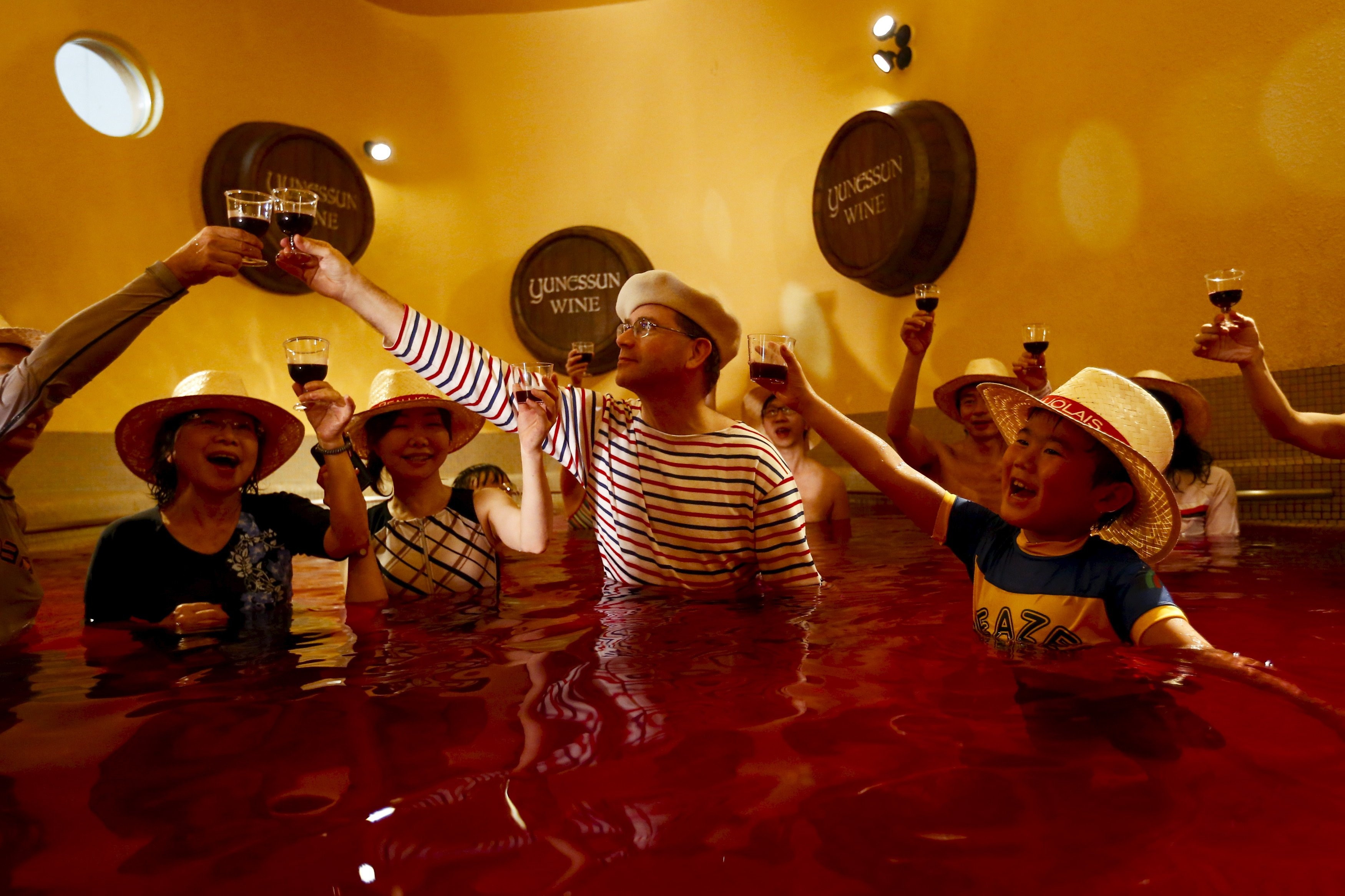 Food And Wine thống kê, Nhật Bản trong năm 2014 đã nhập khẩu gần 8 triệu chai rượu vang Beaujolais Nouveau loại đặc biệt, trong khi Mỹ chỉ khiêm tốn với 2 triệu chai. Tắm trong rượu vang được coi là một liệu pháp làm trẻ hóa cơ thể, được người Nhật yêu thích. Đây cũng là sở thích của nữ hoàng Ai Cập Cleopatra thời xưa. 