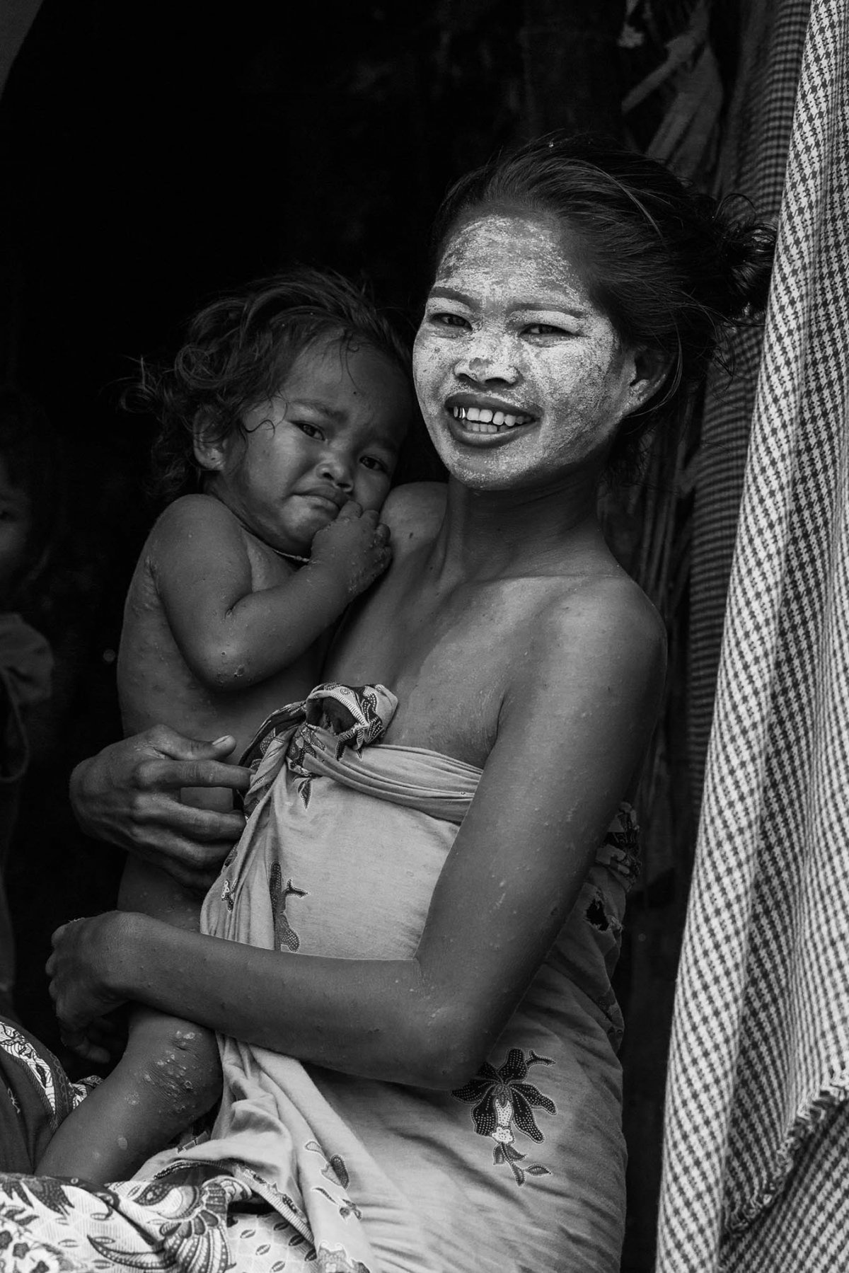 Các bà mẹ Bajau sinh con ngay tại những túp lều trên mặt biển.