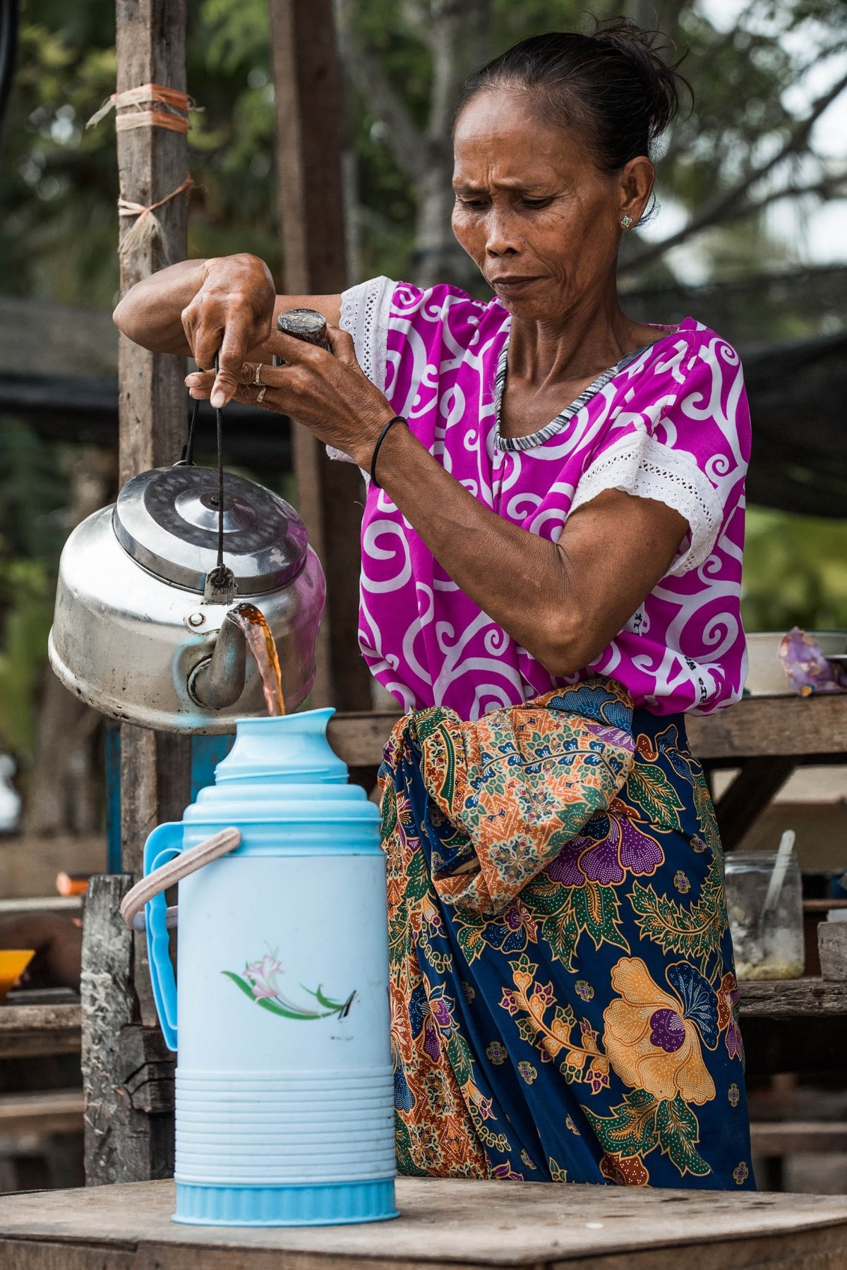 Tất cả mọi người, từ già đến trẻ, đều tham gia đánh bắt cá.