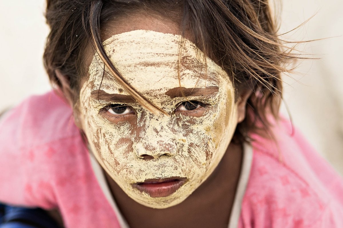 Người dân ở đây dùng bột nghệ Borak bôi lên mặt để bảo vệ làn da khỏi ánh nắng mặt trời.