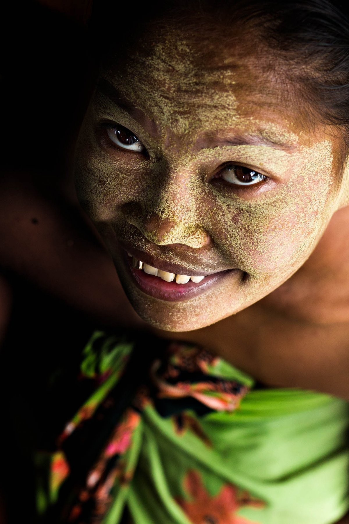 Các cô gái bôi Borak làm duyên để kiếm chồng.