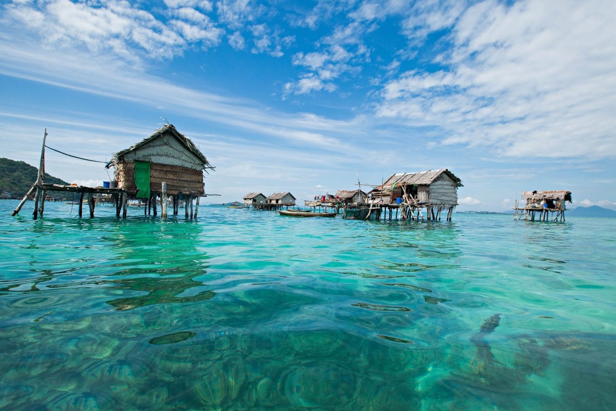 Nằm ở vùng biển phía đông thành phố Sabah, người dân đảo Semporna có cuộc sống khá tách biệt với nền văn minh hiện đại, với những túp lều dựng sơ sài giữa biển.