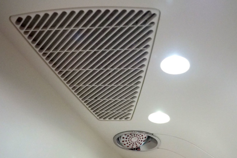 Du khách có thể tắm trên máy bay với 5 phút tắm nước nóng và các đồ vệ sinh cá nhân hiệu Le Labo.