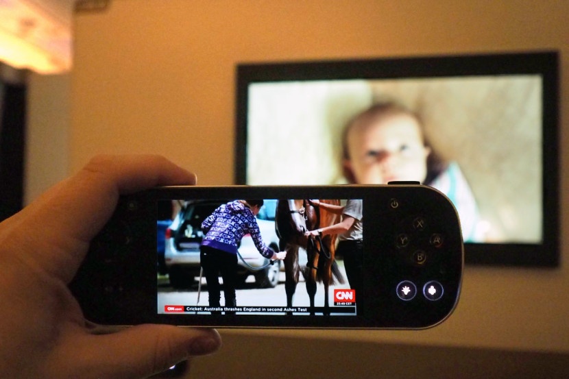 Du khách có thể xem 2 chương trình tv một lúc, một chương trình trên màn hình lớn, còn một chương trình xem trên thiết bị cầm tay nhỏ hơn. Các kênh như CNBC hoặc CNN có thể được xem trực tiếp từ trên không.