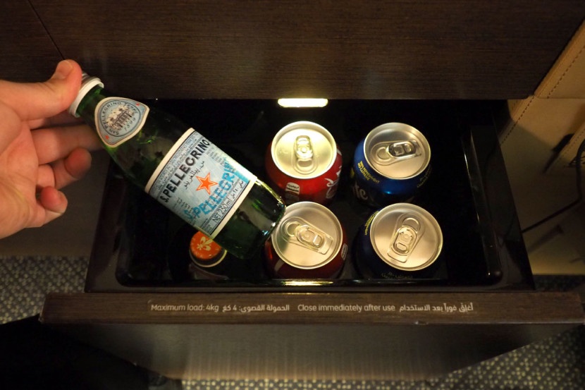 Mỗi căn hộ trên không có một mini bar chứa các loại đồ uống khi cần.