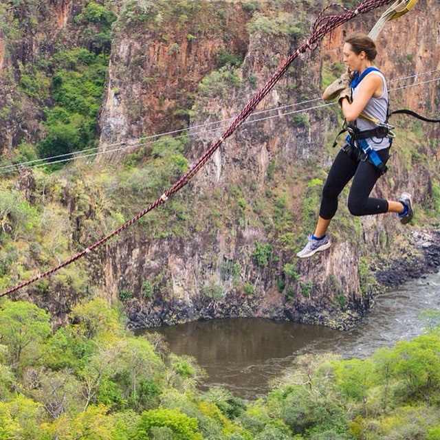 Cô thuê thêm 3 người làm việc bán thời gian trên trang web để hỗ trợ về hậu trường.