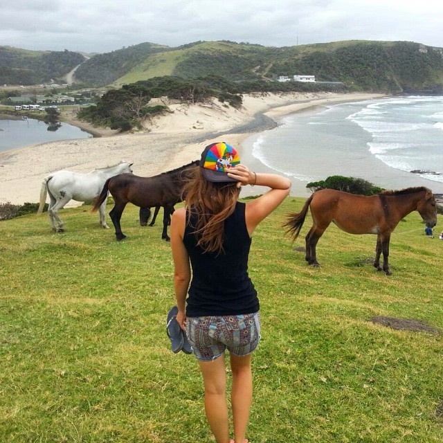 Addis thường quyết định điểm đến tiếp theo của hành trình dựa theo lời khuyên của những người cô gặp. Cô không bao giờ xem sách hướng dẫn du lịch mà dựa vào kinh nghiệm của người bản địa.