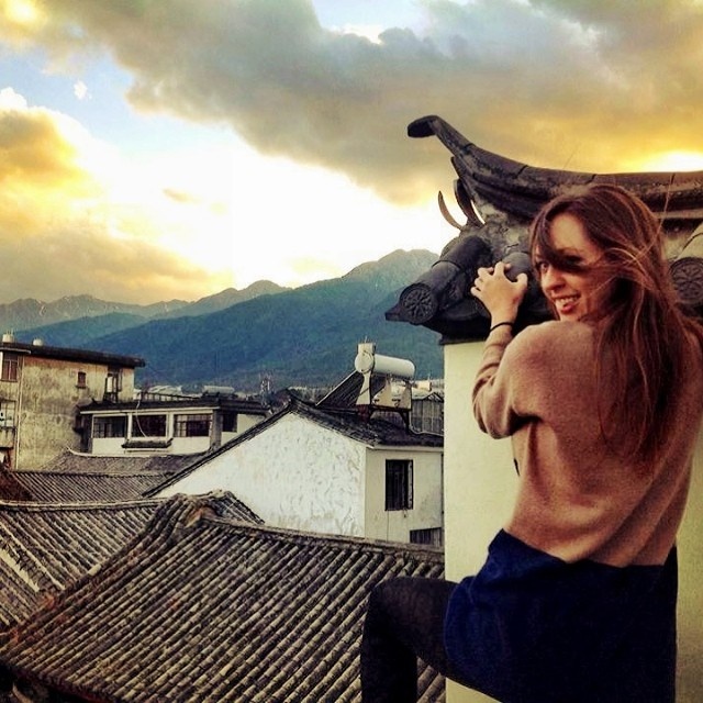 Chưa đầy một năm sau đó, Addis mua vé một chiều đến Bangkok với kế hoạch du lịch xuyên Đông Nam Á. Cô gái 29 tuổi ghi lại hành trình của mình trên blog và cuốn sách có tên Conquering Mountains: The Guide to Solo Female Travel.