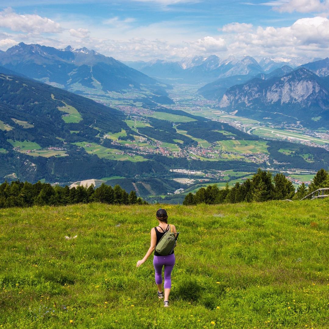 “Tôi nghĩ rằng với rất nhiều người, thứ giá trị nhất trong cuộc đời không phải là tiền bạc, mà là tự do và thời gian cho riêng mình. Tôi cảm thấy mình giàu có hơn vì tôi có cơ hội chứng kiến những điều mới mẻ, gặp gỡ mọi người mà tôi thực sự yêu thích. Tôi nghĩ đó là sự tự chủ và giàu có