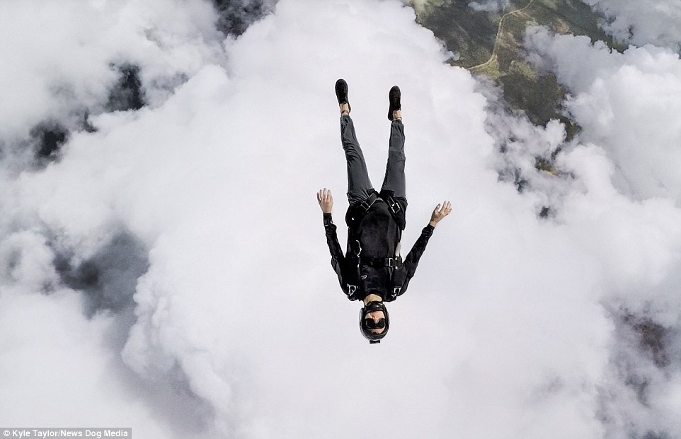 Một trong những thú vui vào lúc rảnh rỗi của chàng “James Bond” này là nhảy dù tự do trong không trung. Đây là lúc Kyle Taylor cảm nhận được mình đang sống thực sự.