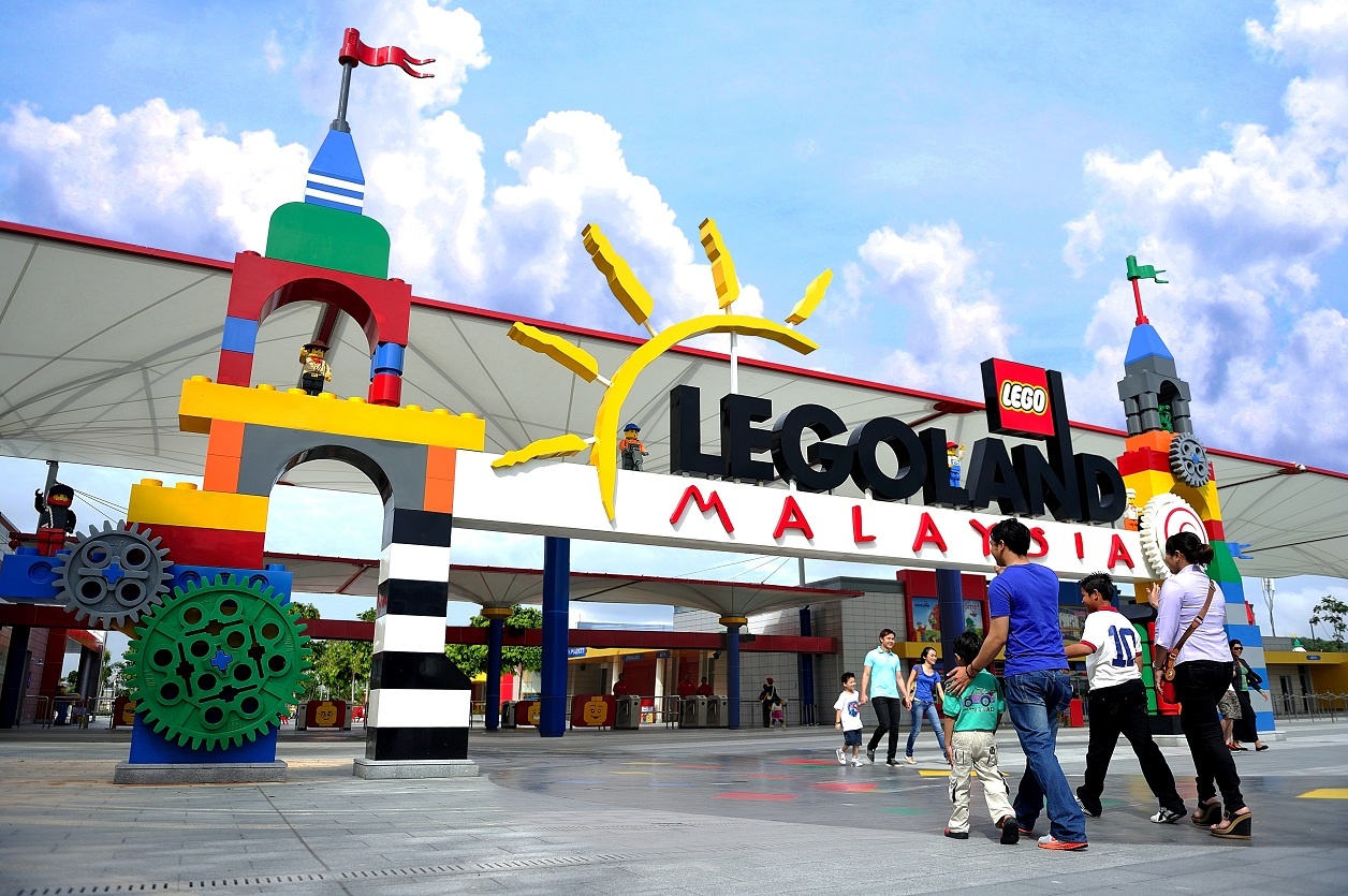 Công viên Legoland là công viên Lego đầu tiên ở châu Á, được mở vào năm 2012 tại Nusajaya, Johor gần biên giới với Singapore. Tại đây cũng có khách sạn và công viên nước. 