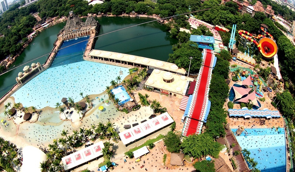 Công viên Sunway Lagoon cách Thủ đô Kuala Lumpur 40 phút đi xe ô tô. Đây là một công viên phức hợp rộng lớn có diện tích trên 360.000 m2 với hàng chục khu vui chơi hấp dẫn như Extreme Park, Scream Park, Vuvuzela...