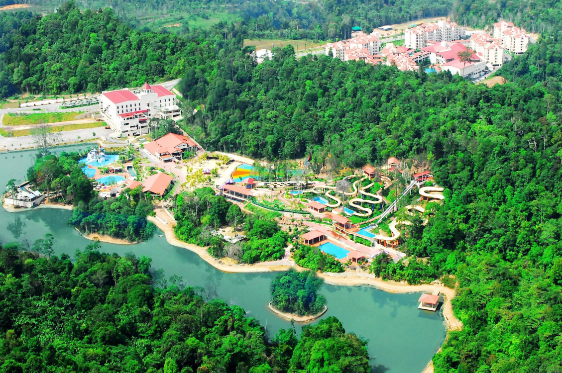 Công viên Bukit Gambang ở Pahang. Công viên này mới được mở rộng quy mô nhằm phục vụ khách trong nước và quốc tế. Với diện tích gần 2 km2, Bukit Gambang bao gồm nhiều trò chơi và hoạt động hấp dẫn, có bể bơi tạo sóng lớn nhất, và công viên săn bắn rộng nhất Malaysia.