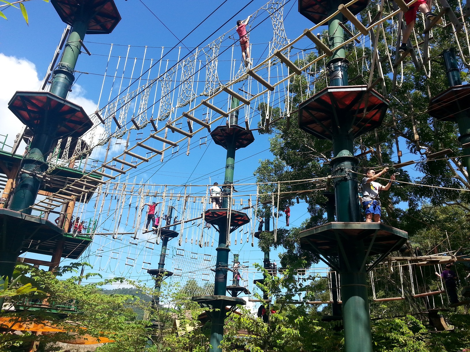 Công viên Escape Adventureplay được mở 3 năm trước ở Penang. Tới đây, du khách sẽ có những trải nghiệm thực sự thú vị mà không cần dùng tới máy móc, công nghệ hiện đại. Tất cả những gì bạn cần là lòng dũng cảm.