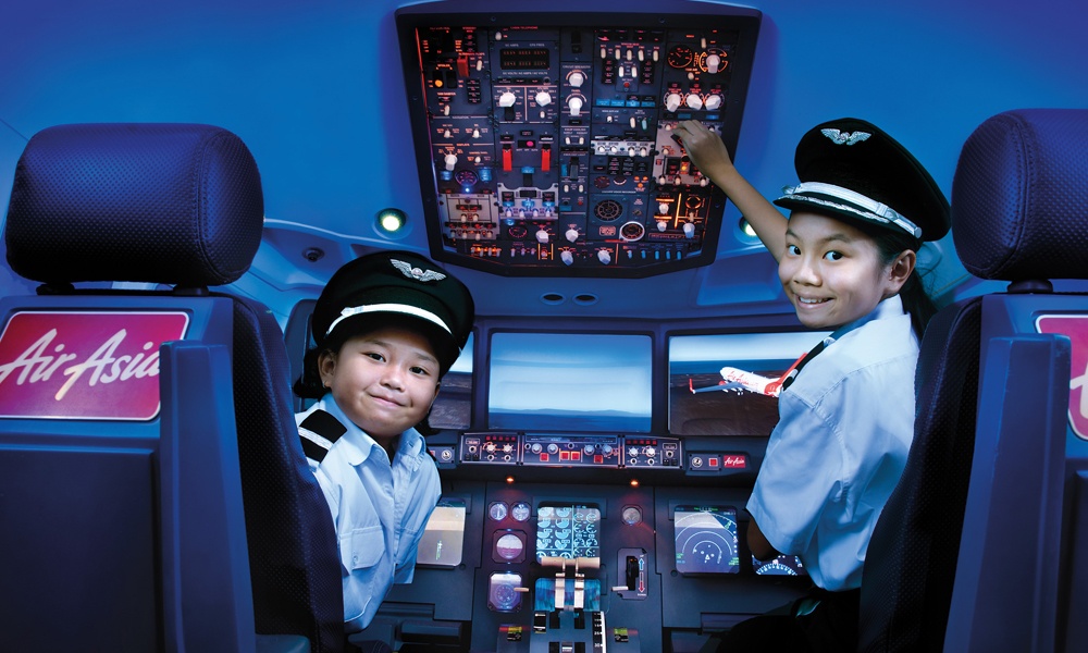Công viên KidZania nằm trong toà nhà Curve NX ở quận Mutiara Damansara,  Kuala Lumpur là công viên chủ đề mang tính giáo dục dành cho trẻ em. KidZania như là một thành phố thu nhỏ, nơi mà bọn trẻ sẽ lựa chọn một nghề nghiệp và trải nghiệm công việc đó không có sự trợ giúp của cha mẹ. 