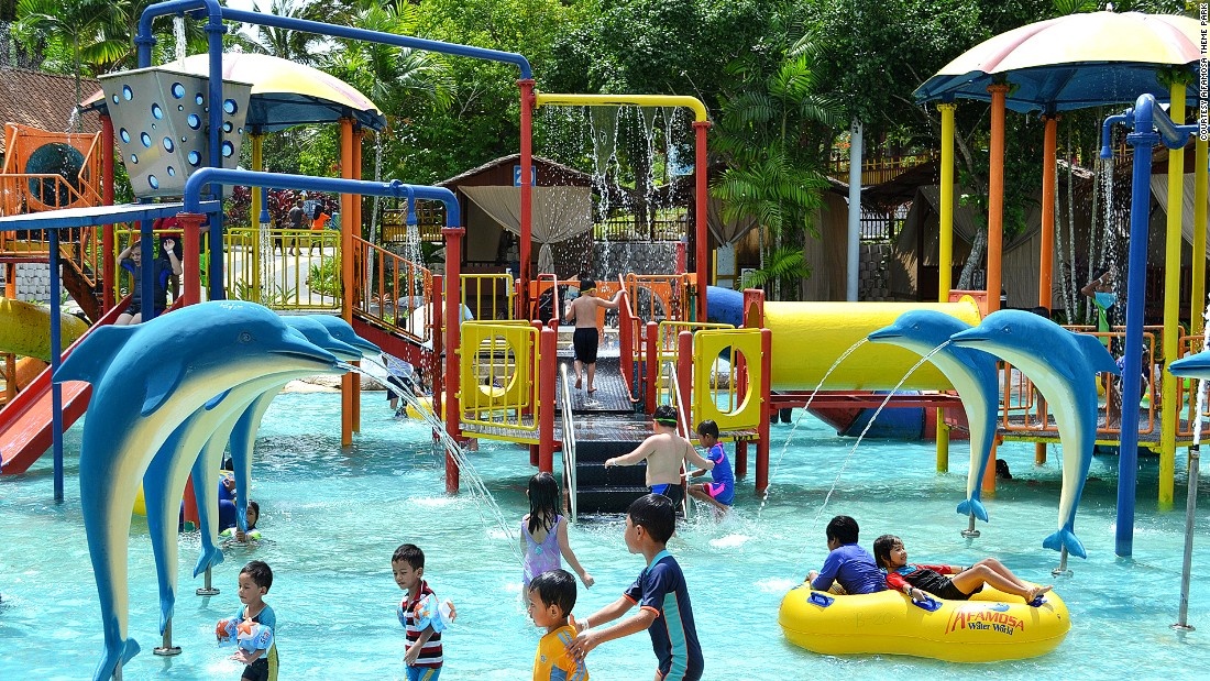 Công viên A’Famosa, Alor Gajah, bao gồm công viên nước, công viên thám hiểm, công viên chủ đề Old West, cùng rất nhiều hoạt động thể thao, sáng tạo. Ngoài ra, nơi đây còn có chuỗi khách sạn, resort, trung tâm tổ chức sự kiện...