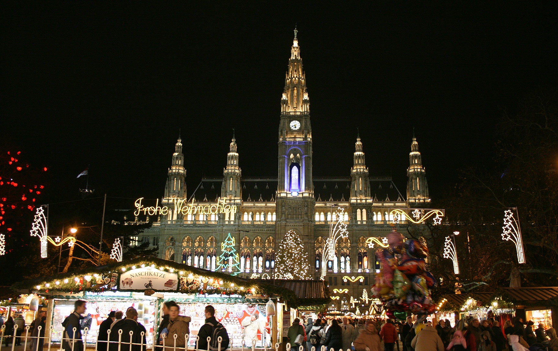 Khu thương mại Rathausplatz là nơi có chợ Giáng sinh lớn nhất ở thành phố Vienna. Đừng quên mua vé tam gia lễ Giáng sinh tại nhà nguyện Hofburgkapelle, nơi có dàn hợp xướng nổi tiếng thế giới.