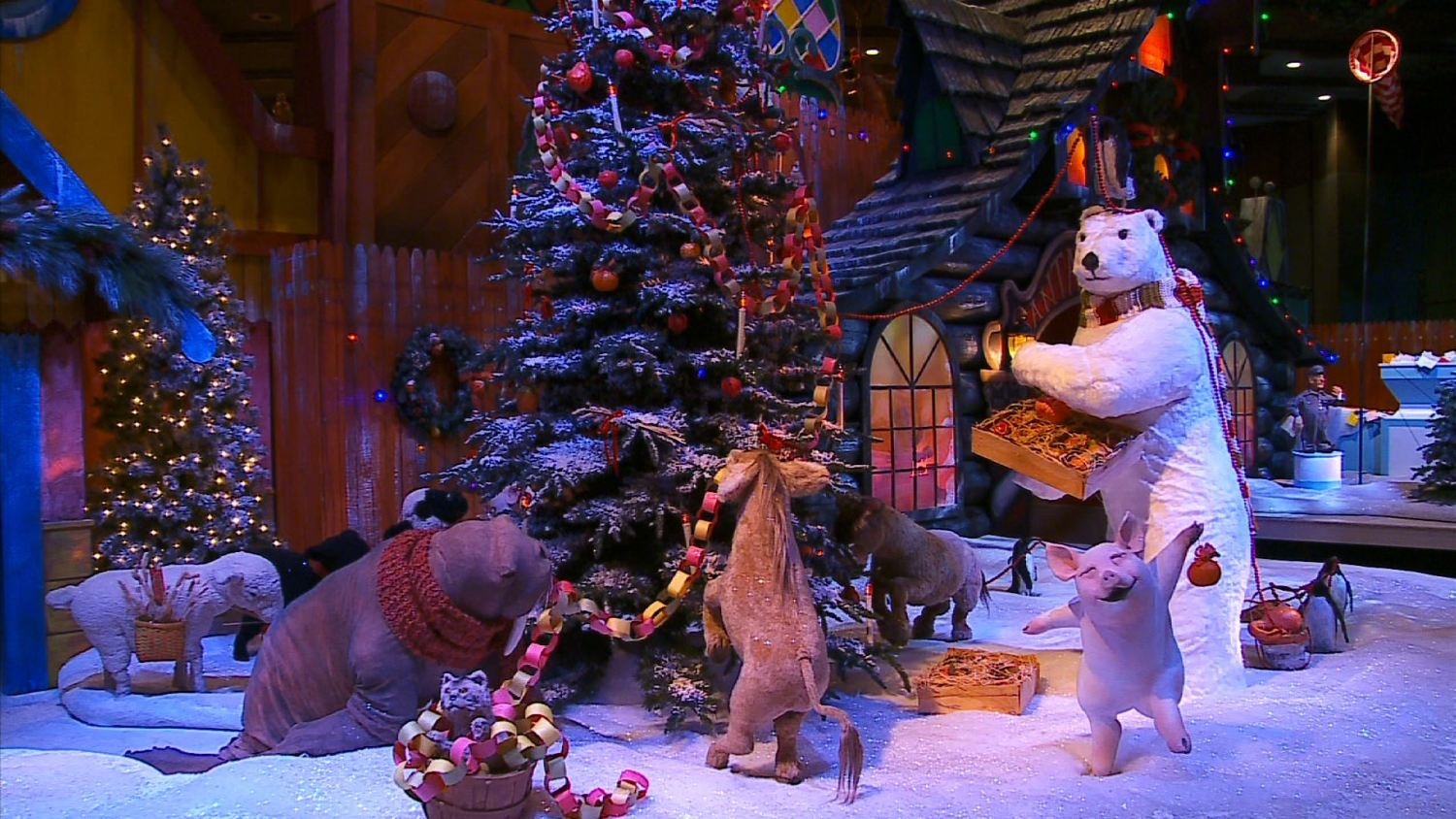 Một số địa điểm đón Giáng sinh nổi tiếng khác ở New York như Macys Santaland, Nhà hát Radio City.
