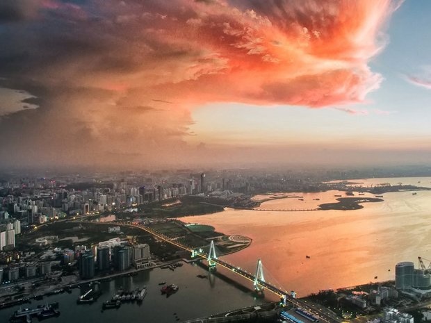 Hải Khẩu, Trung Quốc: Hoàng hôn nhuộm lên thành phố Hải Khẩu một sắc hồng cam trước khi màn đêm buông xuống.