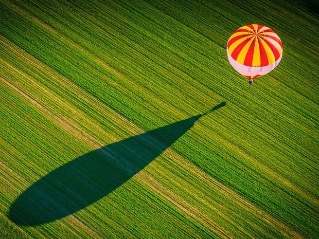 Công viên Gatineau, Ontario, Canada: Hình ảnh khinh khí cầu đang bay trên một vùng đất mênh mông thuộc Công viên Gatineau ở Ontario.
