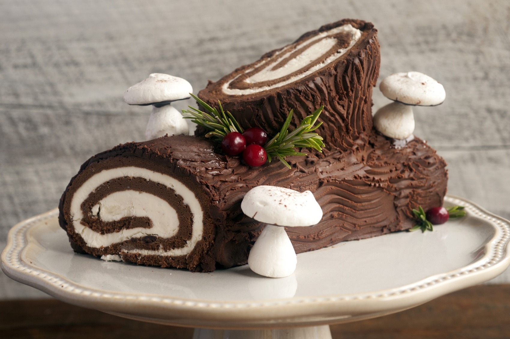 Bánh khúc cây Giáng sinh: Bánh Bûche de Noël là loại bánh cuộc được tạo hình khúc cây ngộ nghĩnh, thường được làm trong dịp lễ Giáng sinh. Ảnh: Cookdiary.